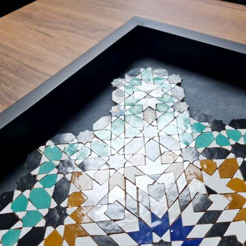 Tableau zellige Étoile Sacrée – Motifs géométriques en étoile sacrée or, bleu profond, vert et noir – Artisanat marocain traditionnel – Cadre en bois noir 1