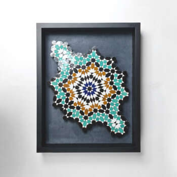 Tableau zellige Étoile Sacrée – Motifs géométriques en étoile sacrée or, bleu profond, vert et noir – Artisanat marocain traditionnel – Cadre en bois noir