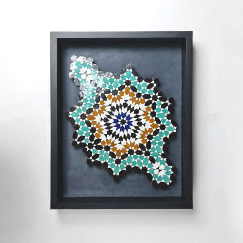 Tableau zellige Étoile Sacrée – Motifs géométriques en étoile sacrée or, bleu profond, vert et noir – Artisanat marocain traditionnel – Cadre en bois noir