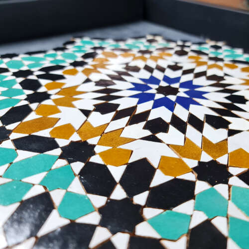 Tableau zellige Étoile Sacrée – Motifs géométriques en étoile sacrée or, bleu profond, vert et noir – Artisanat marocain traditionnel – Cadre en bois noir 3