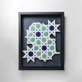 Tableau zellige Étoiles Bleues du Maroc – Motifs géométriques en étoiles bleu profond, turquoise et blanc – Artisanat marocain traditionnel – Cadre en bois noir