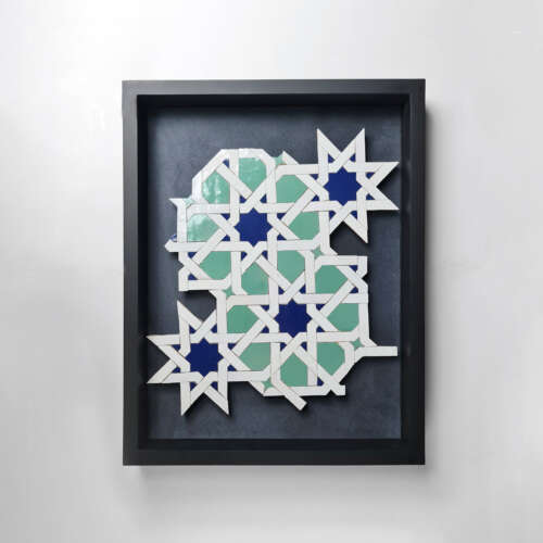 Tableau zellige Étoiles Bleues du Maroc – Motifs géométriques en étoiles bleu profond, turquoise et blanc – Artisanat marocain traditionnel – Cadre en bois noir