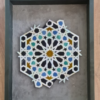 Tableau zellige Cristal du Désert – Motifs géométriques en étoile sable doré, bleus et noir – Artisanat marocain traditionnel – Cadre en bois noir