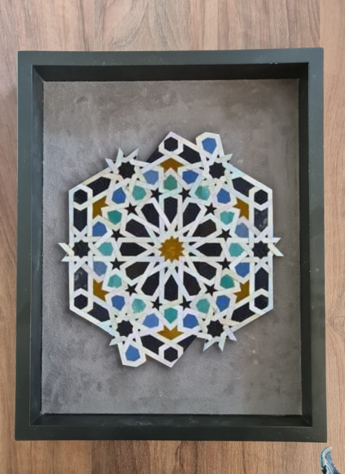 Tableau zellige Cristal du Désert – Motifs géométriques en étoile sable doré, bleus et noir – Artisanat marocain traditionnel – Cadre en bois noir