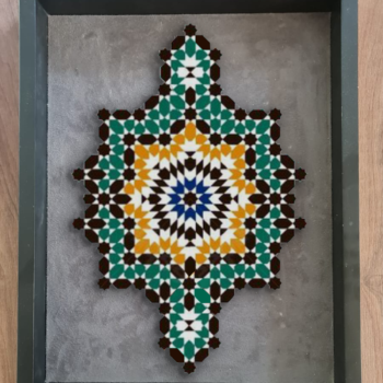 Tableau zellige Étoile Royale – Motifs géométriques en étoile or, bleu profond, vert et noir – Artisanat marocain traditionnel – Cadre en bois noir