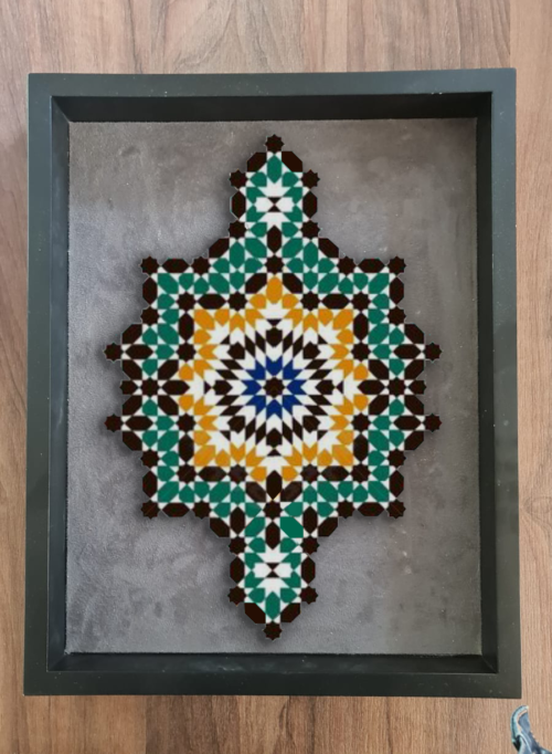Tableau zellige Étoile Royale – Motifs géométriques en étoile or, bleu profond, vert et noir – Artisanat marocain traditionnel – Cadre en bois noir