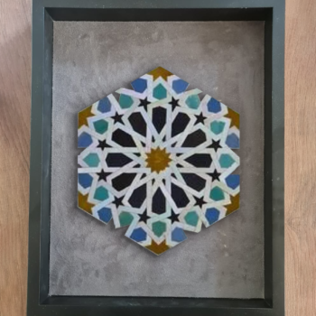 Tableau zellige Étoile d’Essaouira – Motifs géométriques en étoile bleu, or et vert – Artisanat marocain traditionnel – Cadre en bois noir