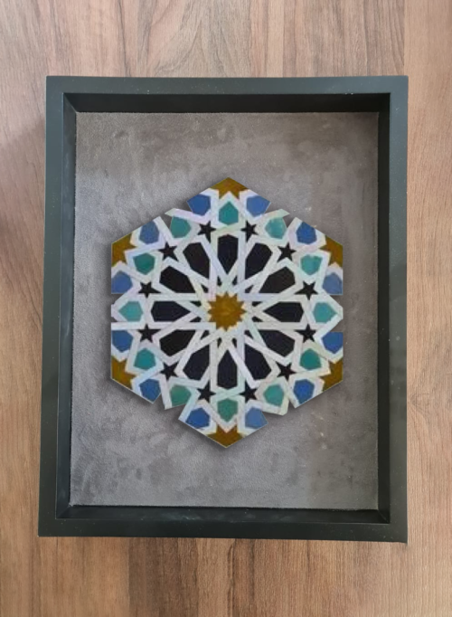 Tableau zellige Étoile d’Essaouira – Motifs géométriques en étoile bleu, or et vert – Artisanat marocain traditionnel – Cadre en bois noir