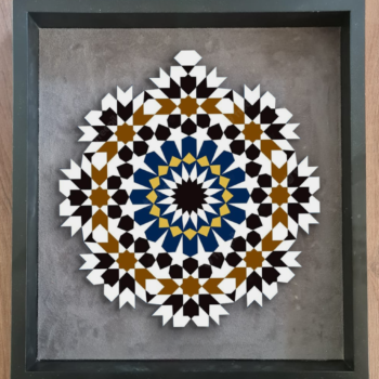 Tableau zellige Éclat de Fès – Motifs géométriques radiaux en bleu azur, or et noir – Artisanat marocain traditionnel – Cadre en bois noir