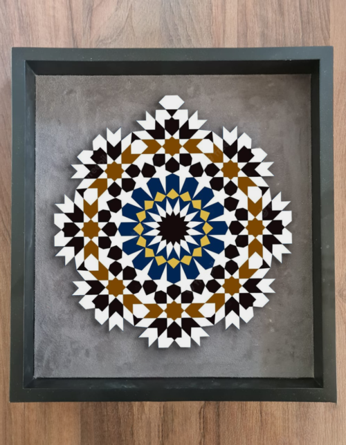 Tableau zellige Éclat de Fès – Motifs géométriques radiaux en bleu azur, or et noir – Artisanat marocain traditionnel – Cadre en bois noir
