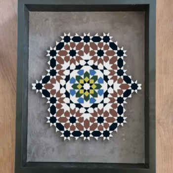 Tableau zellige Cœur de Marrakech – Motifs géométriques radiaux en vert, bleu, or, marron et noir – Artisanat marocain traditionnel – Cadre en bois noir