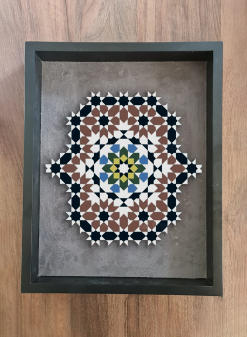 Tableau zellige Cœur de Marrakech – Motifs géométriques radiaux en vert, bleu, or, marron et noir – Artisanat marocain traditionnel – Cadre en bois noir