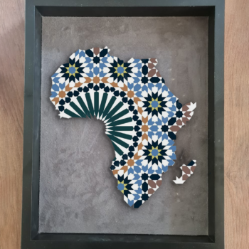 Tableau zellige Afrique Éternelle – Motifs géométriques en forme de carte de l’Afrique en bleu, vert, marron et blanc – Artisanat marocain traditionnel – Cadre en bois noir