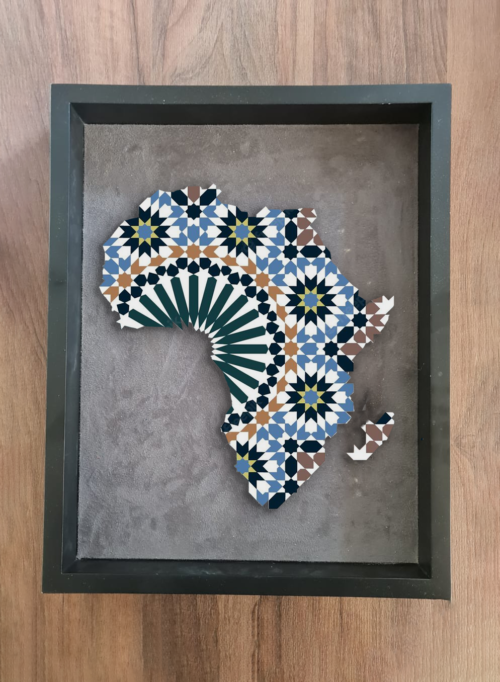 Tableau zellige Afrique Éternelle – Motifs géométriques en forme de carte de l’Afrique en bleu, vert, marron et blanc – Artisanat marocain traditionnel – Cadre en bois noir