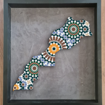 Tableau zellige Silhouette du Maroc – Motifs géométriques en forme de carte du Maroc en vert, orange, bleu et marron – Artisanat marocain traditionnel – Cadre en bois noir