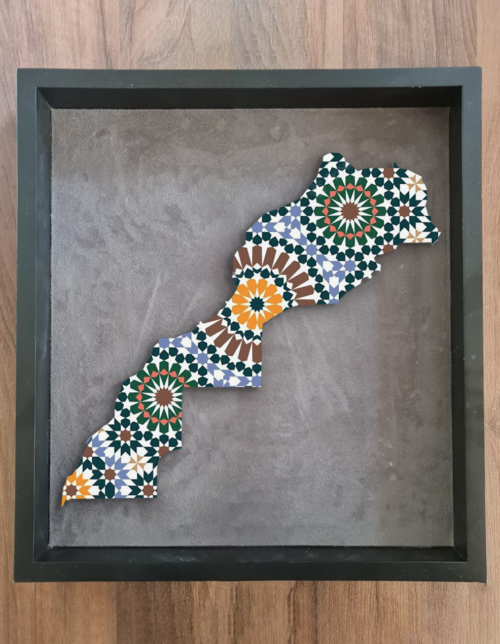 Tableau zellige Silhouette du Maroc – Motifs géométriques en forme de carte du Maroc en vert, orange, bleu et marron – Artisanat marocain traditionnel – Cadre en bois noir