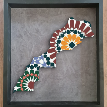 Tableau zellige Éclat du Maroc – Forme de carte du Maroc –Motifs géométriques radiaux en bleu profond, or et rouge éclatant – Artisanat marocain traditionnel – Cadre en bois noir
