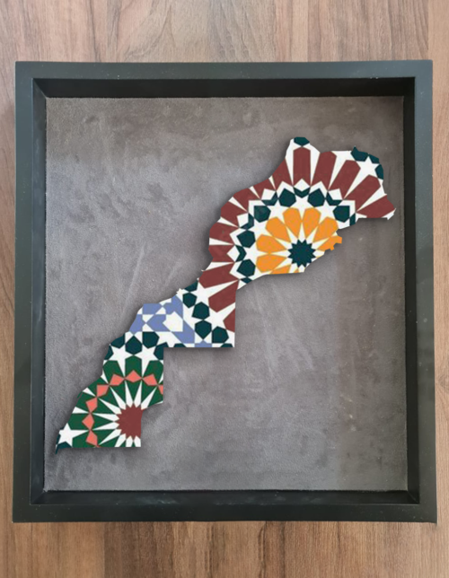 Tableau zellige Éclat du Maroc – Forme de carte du Maroc –Motifs géométriques radiaux en bleu profond, or et rouge éclatant – Artisanat marocain traditionnel – Cadre en bois noir